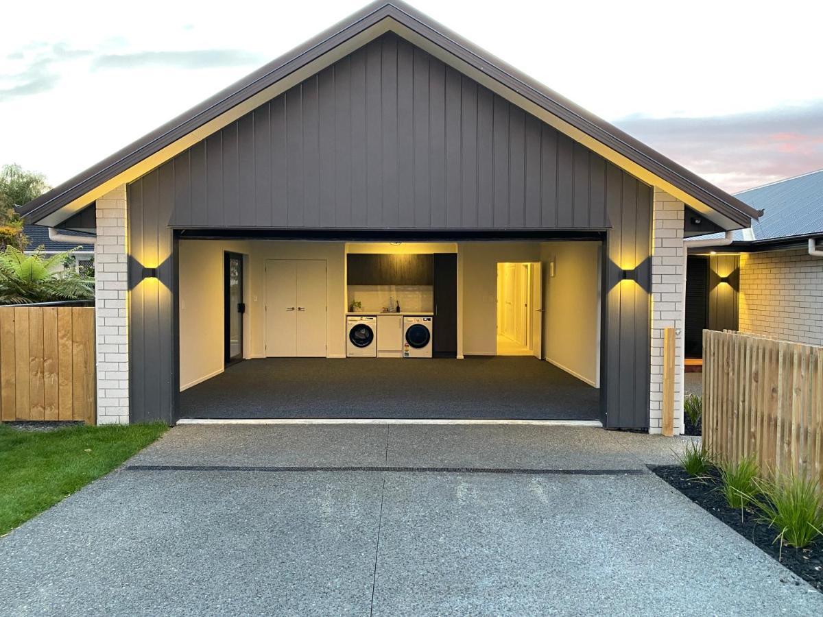 Luxury Villa, Central, Golf And Cafes - By Kosh Bnb Hamilton Exterior photo