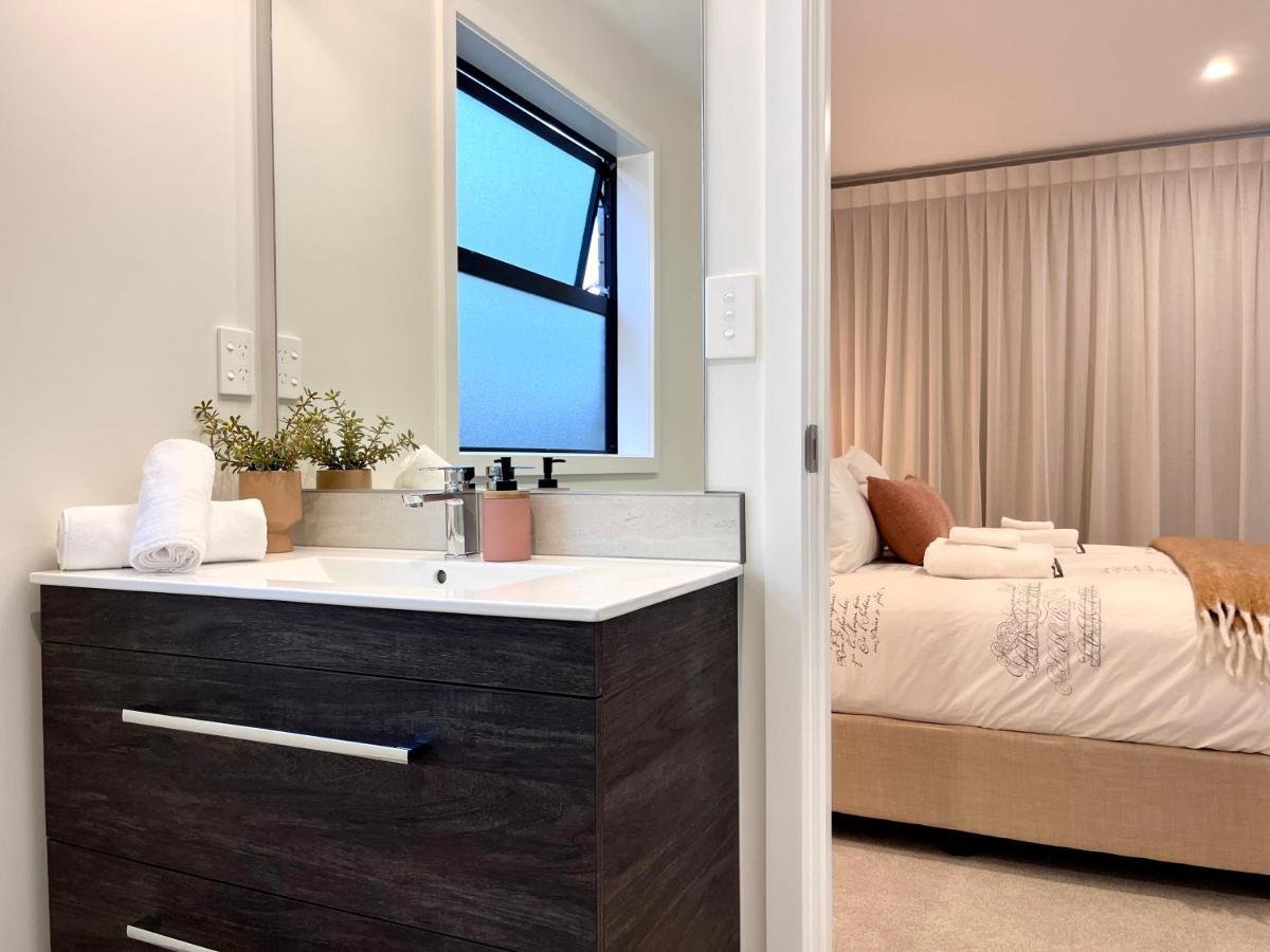 Luxury Villa, Central, Golf And Cafes - By Kosh Bnb Hamilton Exterior photo